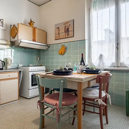 Daire Guesthost - The Sailor's Terrace - Cozy Apt! *